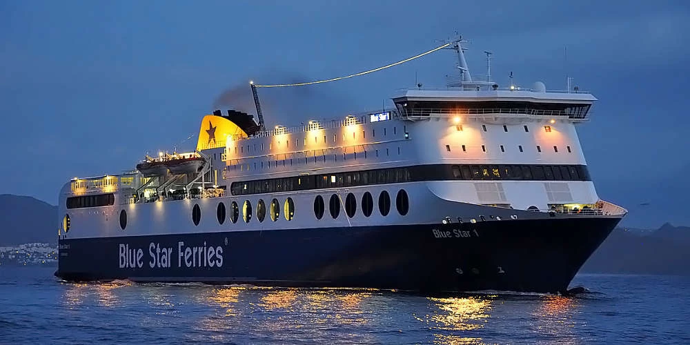 Βίντεο-ντοκουμέντο: Το Blue Star Delos παλεύει με τα κύματα για να δέσει στο λιμάνι